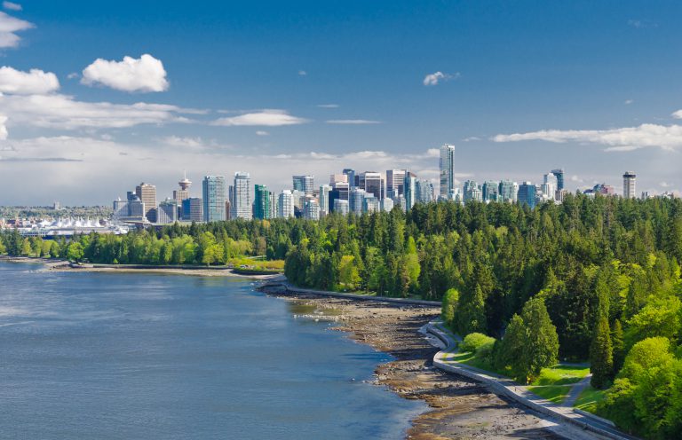 Panoramic view of the city of Vancouver and its surrounding parks